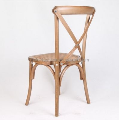 모던 스타일 D50*W42*H89CM 실외 웨딩 리셉션용 라탄 쿠션과 함께 쌓일 수있는 단단한 나무 X 크로스 백 의자
