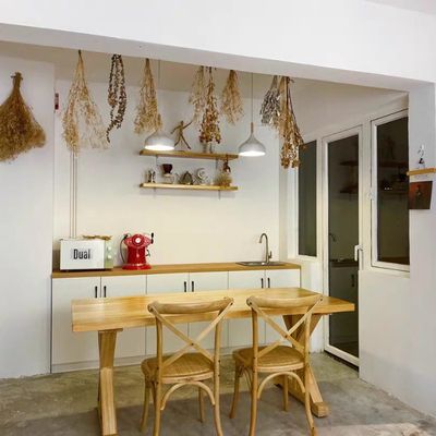 현대 스타일의 니트로 라크 마감 고형 목재 스테이크 가능한 식당 의자 레스토랑 및 결혼식