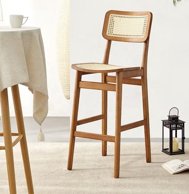 현대적인 맞춤형 호텔 식사실 라탄 가구 고형 목재 높은 등 바 의자 정교한 식사 경험