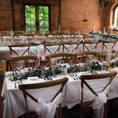 고형 목재 크로스 백 의자 니트로 라크 마무리 및 현대 스택 디자인 W50 * D44 * H89CM