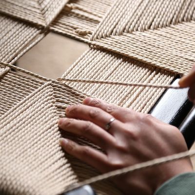 손으로 만든 단단한 해변 나무 로프 엮은 쿠션 식사 Y 의자 NO 접힌 OEM 서비스