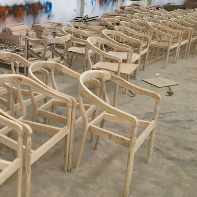 노르딕 목재 겹쳐질 수 있는 잔치 의자 현대 디자인 스타일 W50*D52*H80cm 결혼식 및 잔치용 겹쳐질 수 있는 단단한 목재