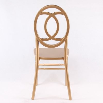 고형 목재 웨딩 의자 스칸디스크 스타일의 이벤트 및 내구성을위한 쌓일 수있는 잔치 의자