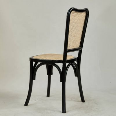 고전적이고 편안한 좌석을위한 현대적인 목재 라탄 뒷면 식탁 의자