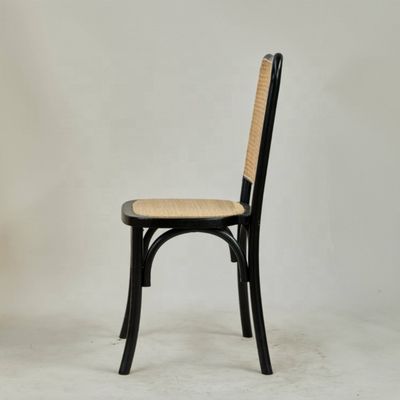 고전적이고 편안한 좌석을위한 현대적인 목재 라탄 뒷면 식탁 의자