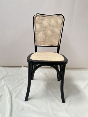 고전적이고 편안한 좌석을위한 현대적인 목재 라탄 뒷면 식탁 의자