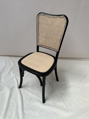 고전적이고 편안한 좌석을위한 현대적인 목재 라탄 뒷면 식탁 의자
