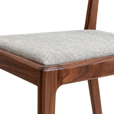 현대 노르딕 가정 디자인과 포장 된 좌석과 함께 나무 식탁 의자