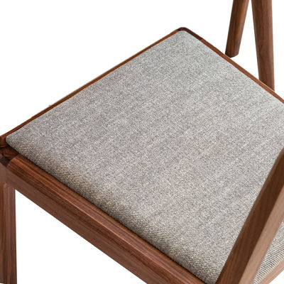 현대 노르딕 가정 디자인과 포장 된 좌석과 함께 나무 식탁 의자