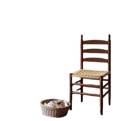 로프 좌석이 있는 단단한 목재 식탁 의자 형태와 기능의 완벽한 조합