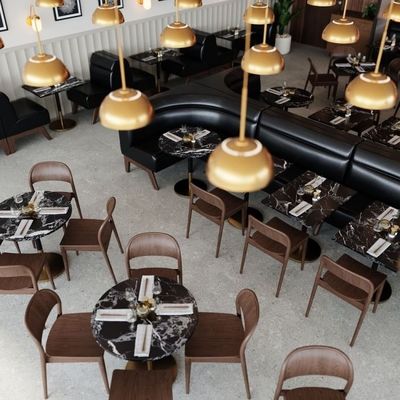 현대식 디자인 스타일의 상업용으로 저렴한 가격에 쌓일 수 있는 목재 식탁 의자