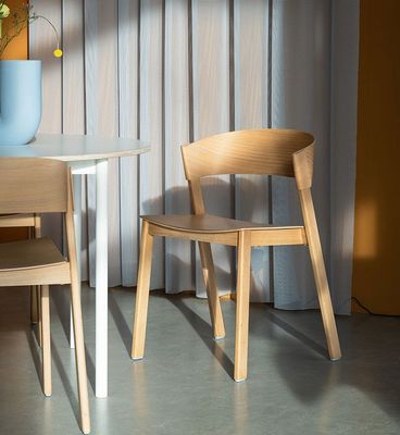 맞춤형 디자인 현대 디자인 호텔 레스토랑을 위한 쌓일 수 있는 목재 식탁 의자