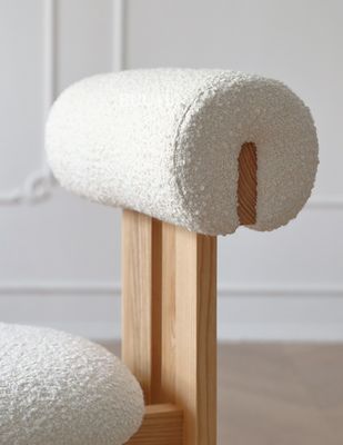 낡은 단단한 목재 식탁 의자