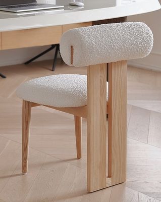 낡은 단단한 목재 식탁 의자