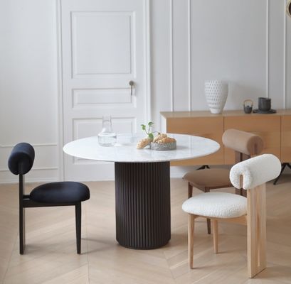 낡은 단단한 목재 식탁 의자