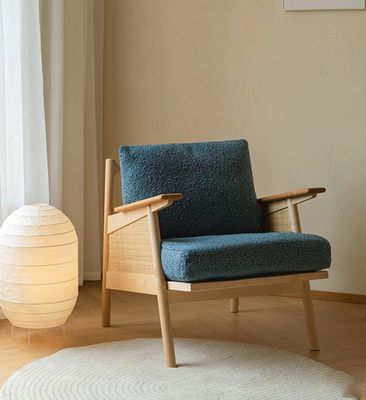 홈 가구 일반 노르딕 라운지 나무 소파 의자 아래 깃털 쿠션과 함께 천연 직물 라탄 정형 나무 의자