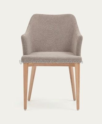 목재 노르딕 직물 배열 식탁 의자 미니멀리즘 주방 가구 맞춤형 색상과 고급 노르딕 디자인