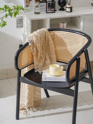 견고한 니트로 라크 가공 일본 디자인 튼튼 나무 라탄 식당 의자 레스토랑 및 식사실 2023