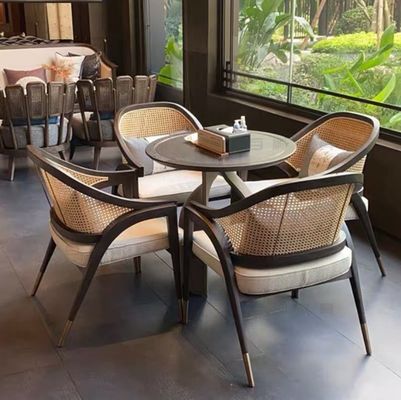 견고한 아쉬우드 프레임 식탁 의자 견고함과 스타일을 완벽하게 결합