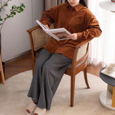 현대적인 디자인과 자연색의 나무와 라탄 재료를 가진 간단한 안식용 의자 사무실 및 레스토랑