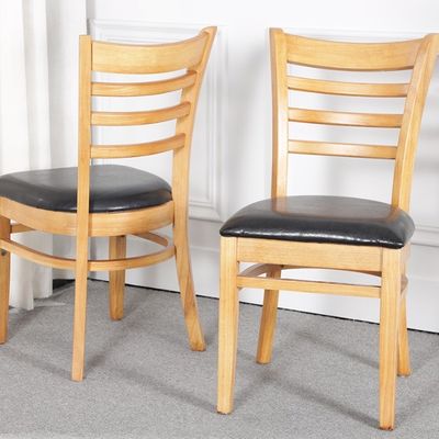 다재다능하고 기능적인 노르딕 디자인 레스토랑 가구용 단단한 목재 식탁 의자