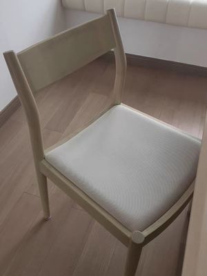 편안한 쿠션 고형 목재 식탁 의자 자연 현대 레스토랑을위한 인기있는 색상