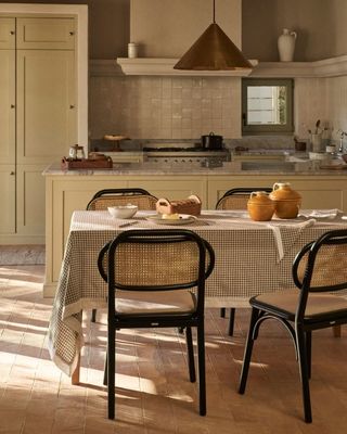 천연 목재의 빈티지 스타일 식탁 의자 직물 좌석과 실제 라탄 등반 W47*D51*H82.5CM