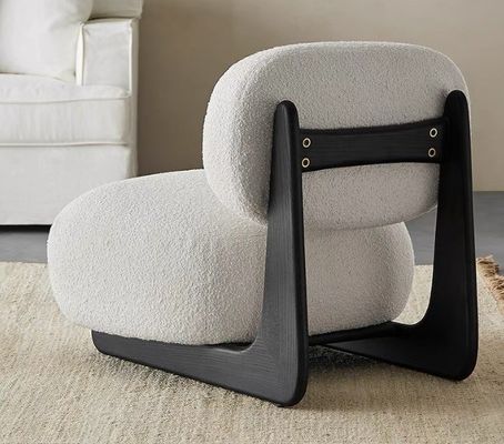 노르딕 디자인으로 호텔을 업그레이드하세요 현대적인 단단한 목재 의자 양털 식사실 목재 의자