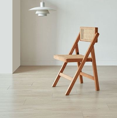 현대 브라운 목재 웨딩 의자 폴딩 라탄 의자 오피스 식사 및 자연 스타일의 결혼식