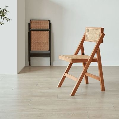 현대 브라운 목재 웨딩 의자 폴딩 라탄 의자 오피스 식사 및 자연 스타일의 결혼식