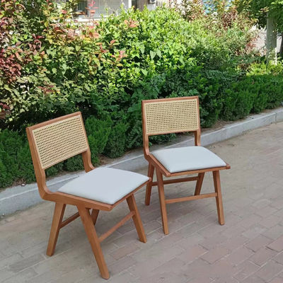 카페와 레스토랑의 식탁 의자 2023 고형 목재 PU 가죽 노르딕 스타일 현대 디자인