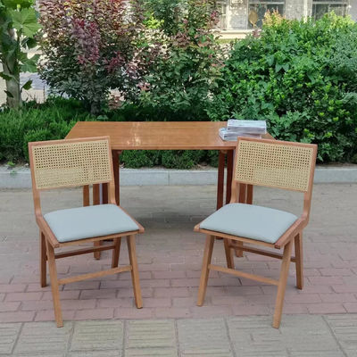 카페와 레스토랑의 식탁 의자 2023 고형 목재 PU 가죽 노르딕 스타일 현대 디자인