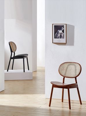 이탈리아 스타일의 직물 덮인 목재 식탁 의자와 함께 고전과 현대의 완벽한 혼합을 경험하십시오.