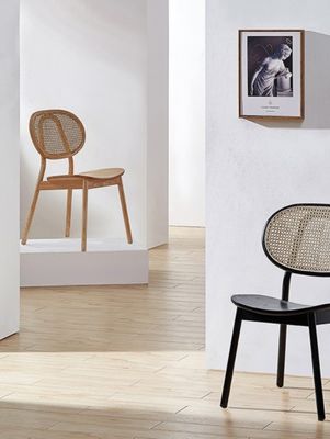 이탈리아 스타일의 직물 덮인 목재 식탁 의자와 함께 고전과 현대의 완벽한 혼합을 경험하십시오.