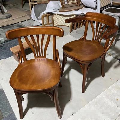 노르딕 스타일의 현대 디자인 목재 의자