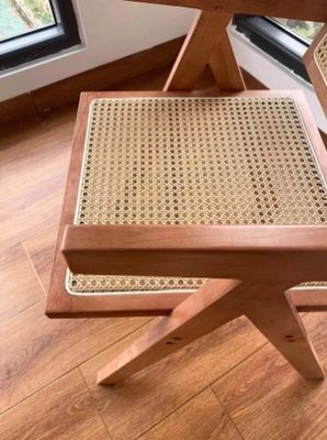 검은색의 모던 래튼 등반으로 된 천연 단단한 목재 식탁 의자