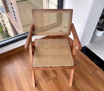 검은색의 모던 래튼 등반으로 된 천연 단단한 목재 식탁 의자