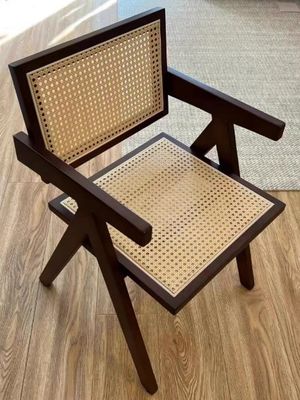 검은색의 모던 래튼 등반으로 된 천연 단단한 목재 식탁 의자