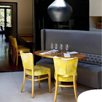 노르딕 직물 PU 가죽을 위한 나무 다리로 된 OEM 목재 식탁 의자 호텔 레스토랑 이벤트 및 조정 가능한 디자인