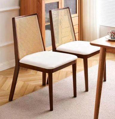 NC/PU 페인트 피니쉬 현대 노르딕 디자인 및 솔리드 목재 스타일을위한 목재 포장 식탁 의자