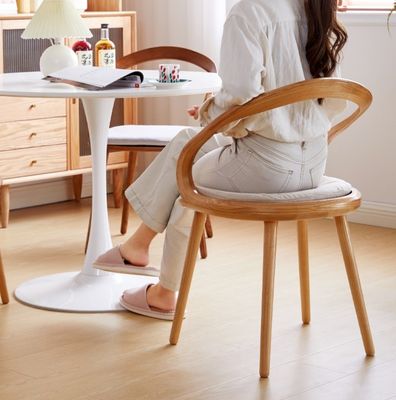 레스토랑 가구 세리세 페니쉬와 노르딕 디자인으로 현대적인 단단한 목재 식탁 의자