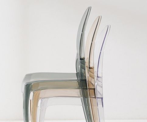 호텔 카페 거실에서 쌓을 수 있는 투명한 PC 재료로 만들어진 현대적인 쌓일 수 있는 식탁 의자