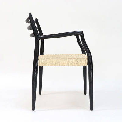 현대식 식탁 의자 손조직 코드 니트로 라크 마감 팔받침과 함께 단단한 나무 현대 디자인