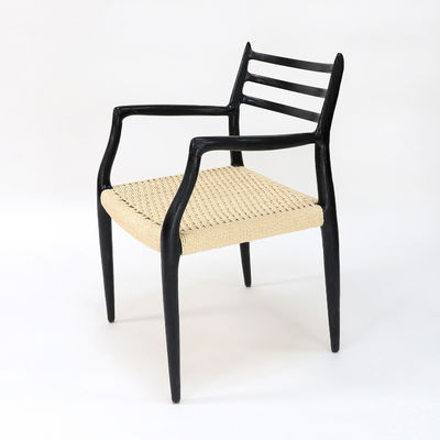 현대식 식탁 의자 손조직 코드 니트로 라크 마감 팔받침과 함께 단단한 나무 현대 디자인