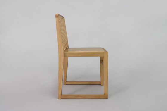 로탄 뒷면과 단단한 나무 의자와 함께 쌓일 수 있는 위커 의자 결혼식 야외 카페 식실 가구