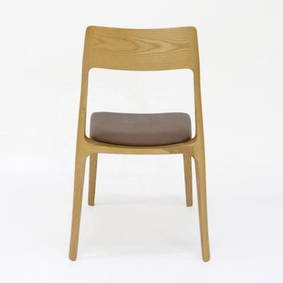 노르딕 현대식당 고형 나무 프레임 가죽 식탁 겹쳐질 수 있는 의자 시대를 초월하고 고전적인 디자인