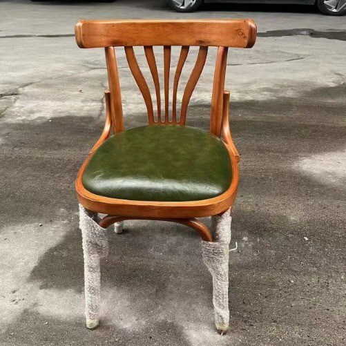 노르딕 스타일의 현대 디자인 목재 의자